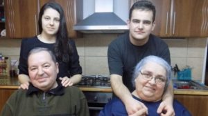 Mama le-a murit electrocutata, iar tatal i-a abandonat intr-un orfelinat din Medias. Dar Alexandra si Sebi au fost luati in grija de acesti pensionari de 80 de ani: ”…