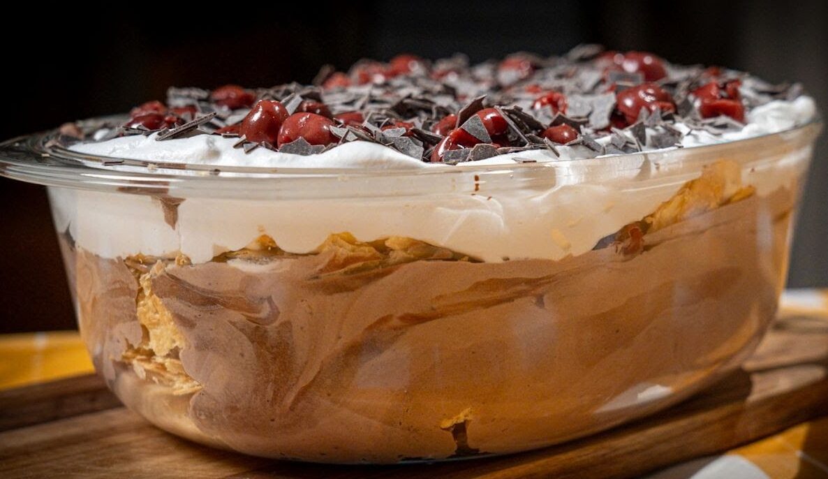 Un fantastic desert cremos fără coacere, cu cremă de ciocolata, frisca și cireșe, gata în 15 minute!