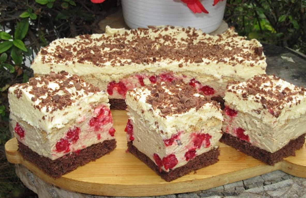 Tort cu crema Cappuccino cu zmeura si crema delicioasa de vanilie