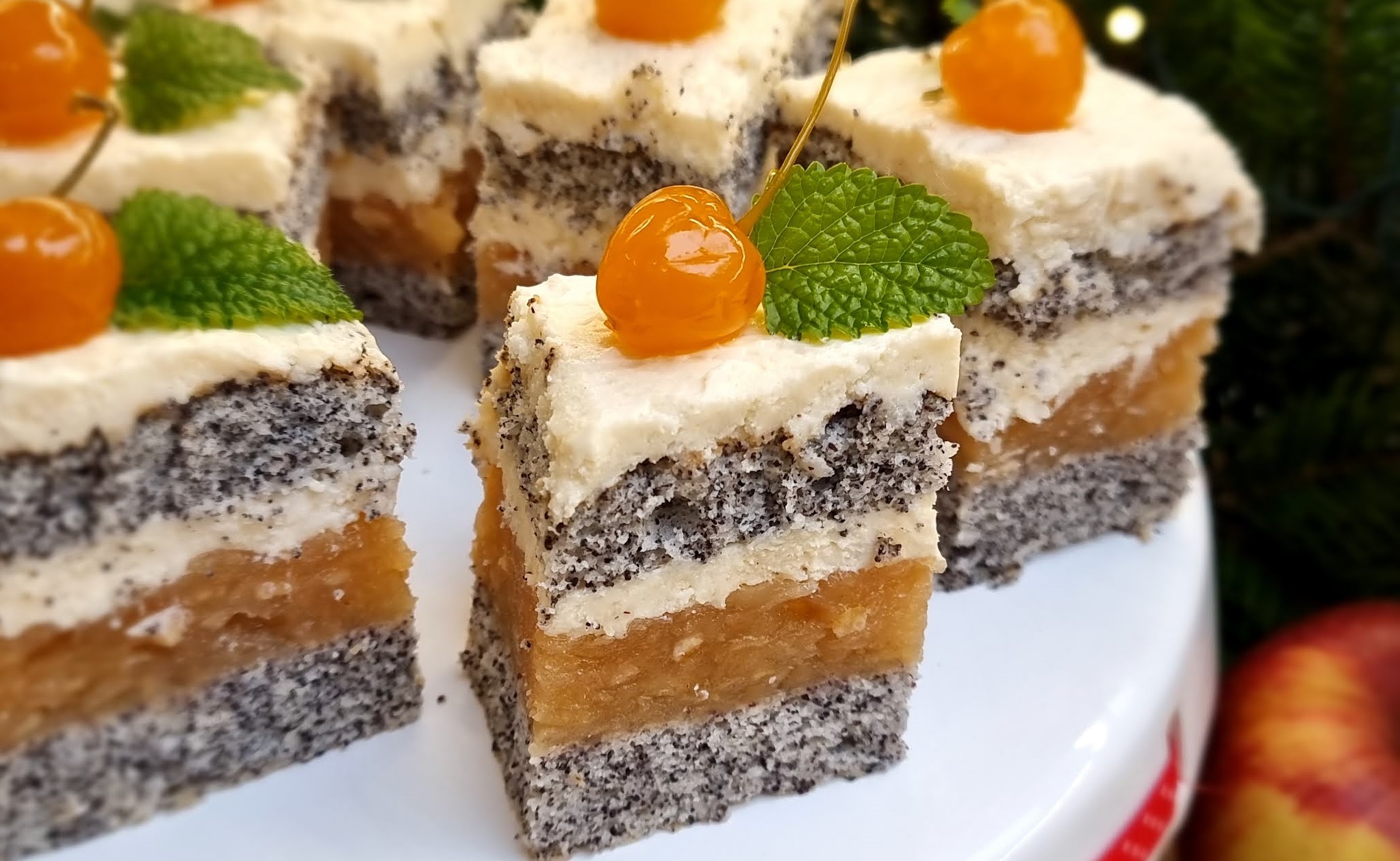 Prăjitură delicioasă cu mac, mere și coajă de portocală confiată. Arată minunat, îi va încânta pe oaspeți și este perfectă pentru o masă de sărbătoare