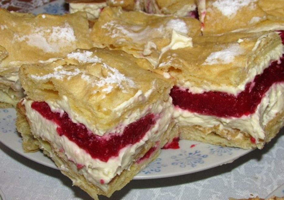 Tort Carpați, delicios, racoritor si cremos cu budinca de vanilie, zmeura si frisca