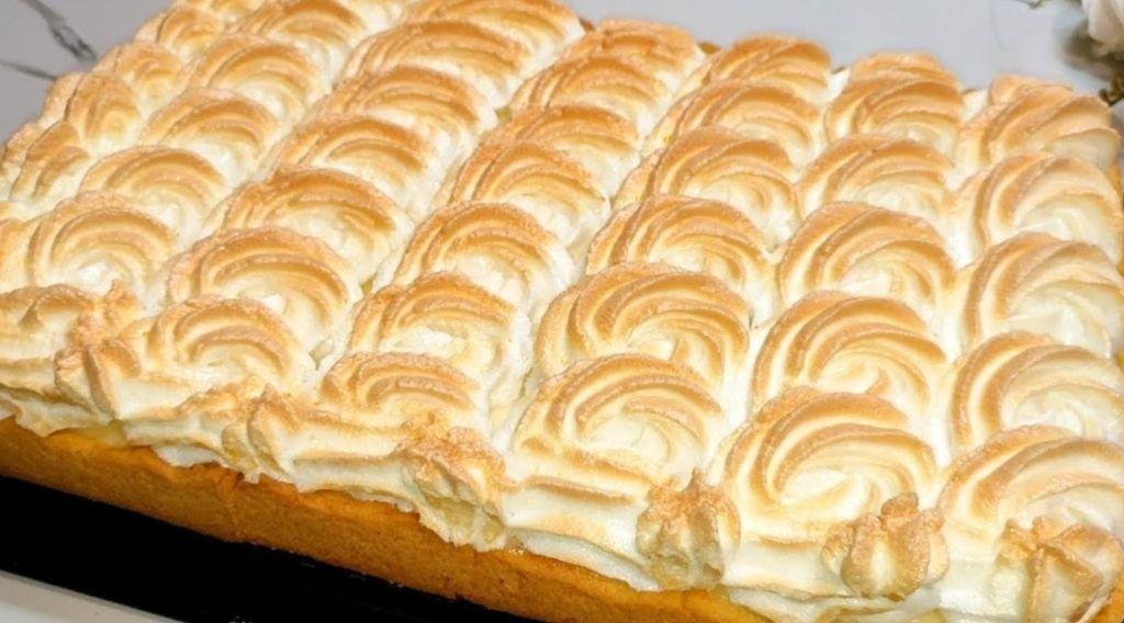 Un parfum pentru toată casa: o prăjitură cu brânză delicată, vanilie și bezea