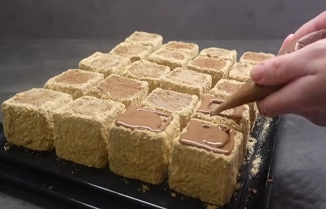 Cuburi delicioase cu crema de ciocolata, o prăjitură pufoasă si ușor de făcut!