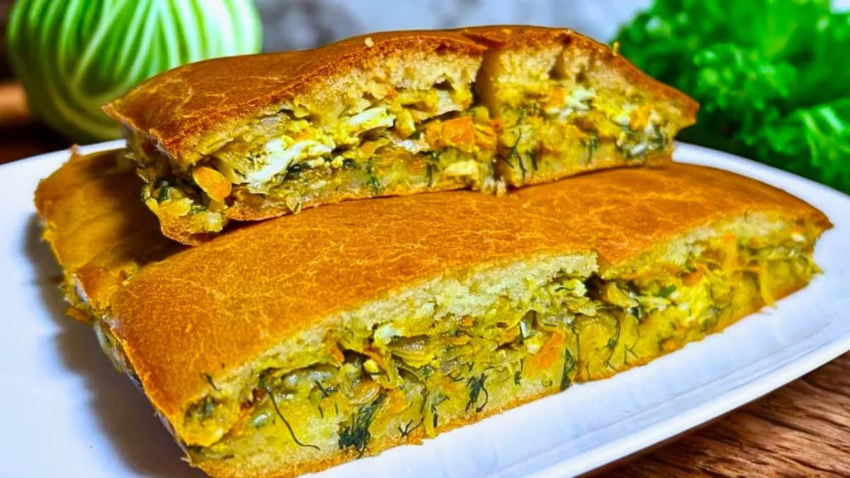 O plăcintă sățioasă, delicioasă cu varză și chefir. Aluatul este fraged și aerat, iar umplutura este suculentă și aromată, cu o notă plăcută de verdeață. Se prepară ușor, iar rezultatul depășește toate așteptările!