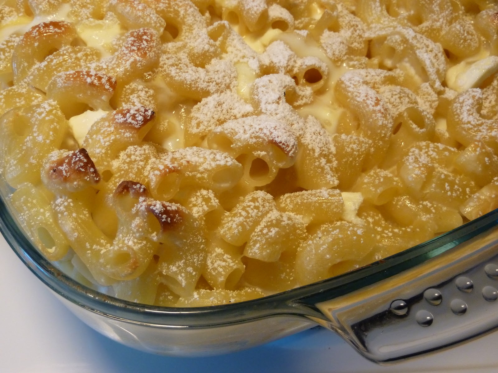 Cine poate sa reziste sa nu manance o portie zdravana? Budinca de macaroane cu branza