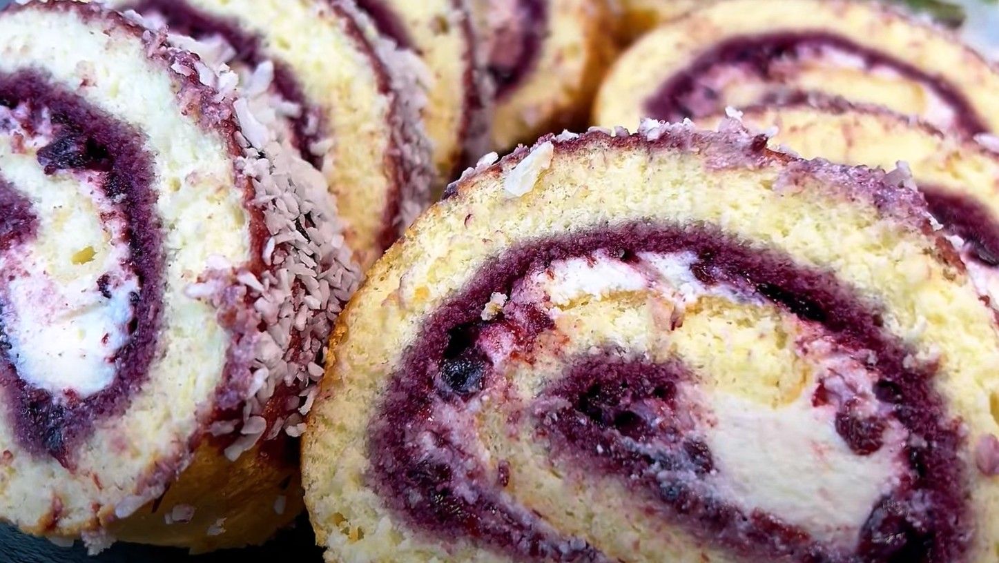 O ruladă delicioasă, rapidă și ușoară cu cremă delicată, vanilată. Se prepară simplu și rapid din brânză de vaci si dulceață
