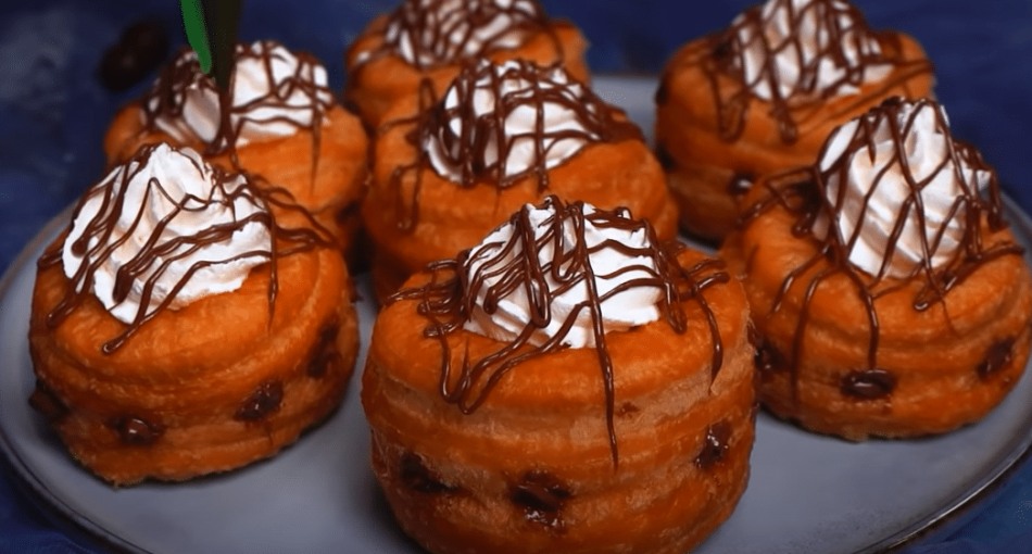 Încearcă această delicatesă! Mini gogoși din foietaj, delicioase, făcute in casă si umplute cu ciocolată si friscă