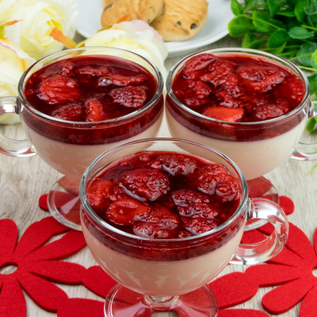 Panna Cotta cu sos din zmeură și căpșune – un desert fin și cremos! Un deliciu aspectuos care este foarte simplu și rapid de preparat
