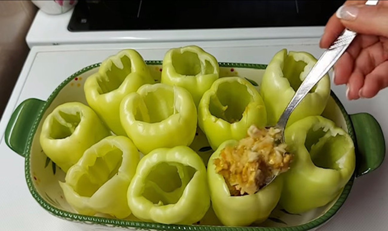 Ardei umpluți dar într-un mod complet diferit, cu un ingredient la care nu te-ai gândi niciodată să-l adaugi. Ardeii au ieșit foarte gustoși și zemoși, sunt unici și delicioși. Prânzul ideal în familie