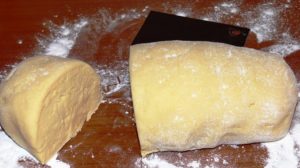Cum pregătim un aluat fraged pentru plăcinte cu brânză, plăcinte cu mere sau cu gem