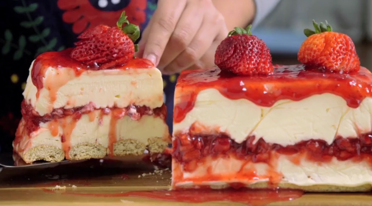 Cheesecake cu ciocolata albă și capșuni – Este un desert minunat care poate aduce fericire in ziua de sarbatoare