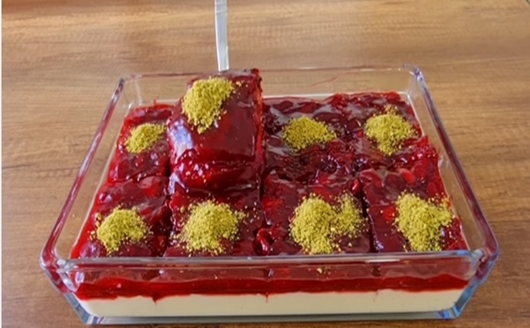 Un desert rapid, cremos cu gris si dulceată de cirese. Foarte gustos și răcoritor, se topește în gură…