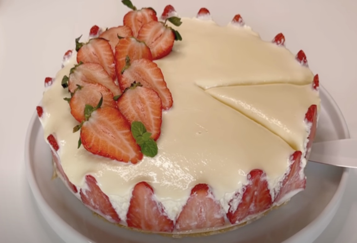 Răsfățați-vă familia cu un tartă uimitore cu căpșuni, ciocolată albă și o cremă delicioasă! Nu necesită coacere și în general este destul de ușor de făcut