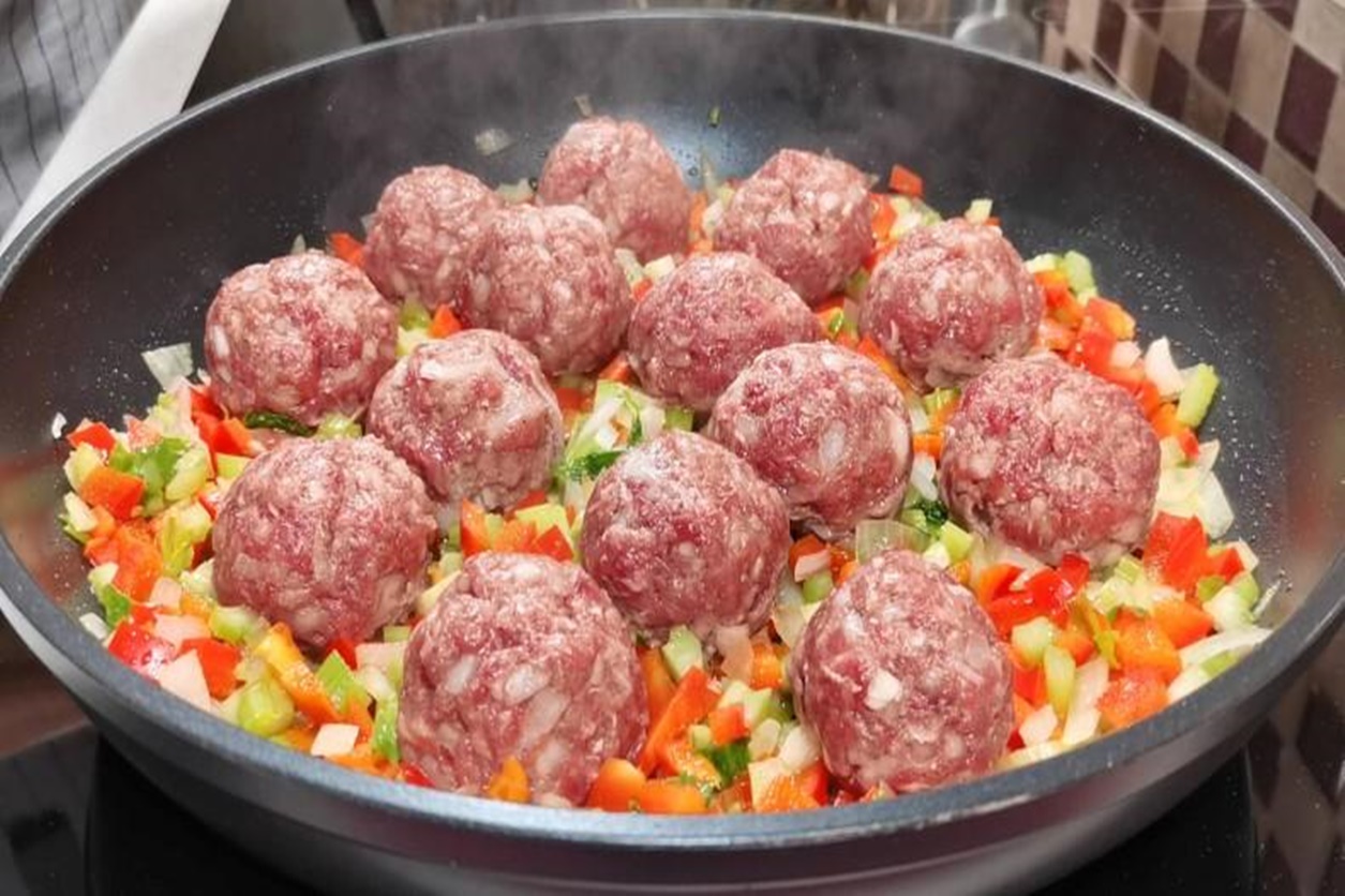 Acopăr chiftelele într-o tigaie cu orez. Gătesc o retetă simplă și delicioasă, foarte gustosă și ușor de preparat