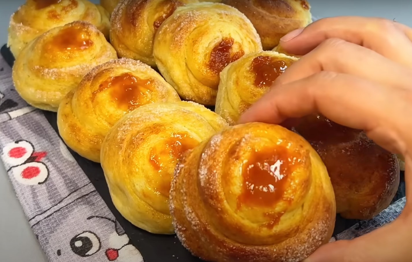 Chifle cu brânză de vaci și fără drojdie: o rețetă simplă, parfumată și care le face fragede și ușoare ca norii