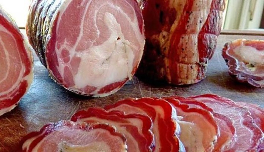 Ruladă din piept de porc, panceta, pregătită in acasă, o retetă originală si foarte gustoasă