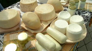 „Brânză de cauciuc din ulei de palmier”, ultimul experiment social pe stomacul românilor! De la săpun, la brânză!