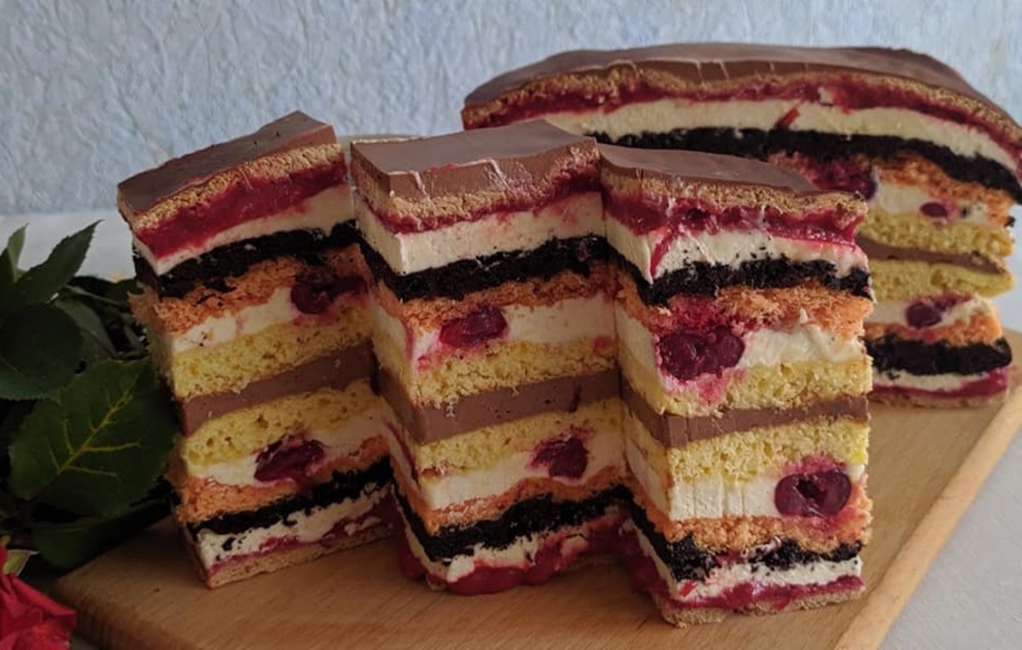 Prăjitura in straturi, cea mai delicioasa și rafinată prăjitură cu ciocolată, caramel și cireșe