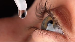 Picături de ochi revoluționare. Nanopicăturile ar putea înlocui ochelarii. Repară corneea și îmbunătățesc vederea