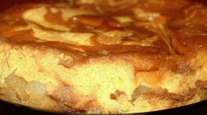 Tort cu mere și cremă de zahăr ars- un desert adorat de toți