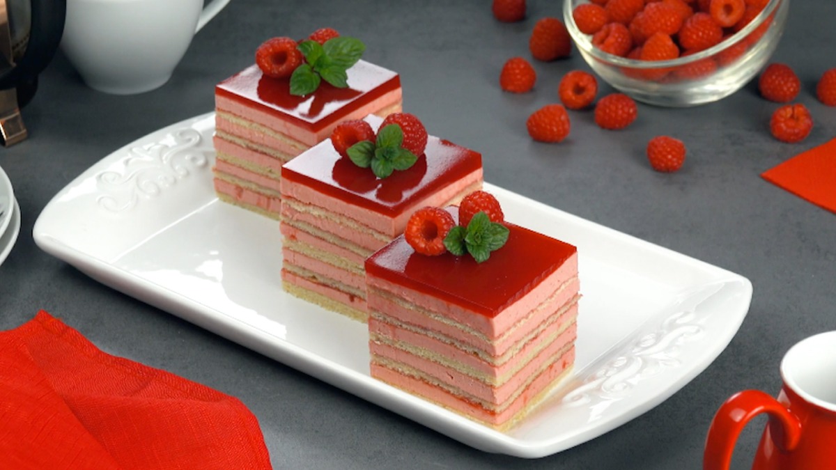 Vis de zmeură cu pandișpan, dulceata de zmeura, frișcă. Tort în cutie de suc de fructe