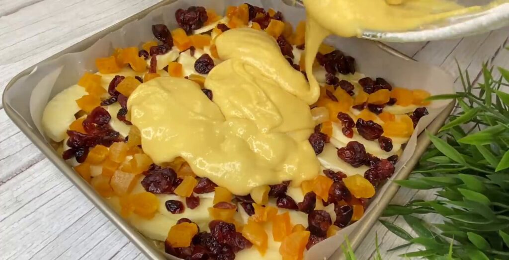 Un minunat desert regal cu mere dulci, merisoare, caise si nuci. Acest desert luxos combină fructe suculente și nuci crocante, creând o armonie de arome și texturi