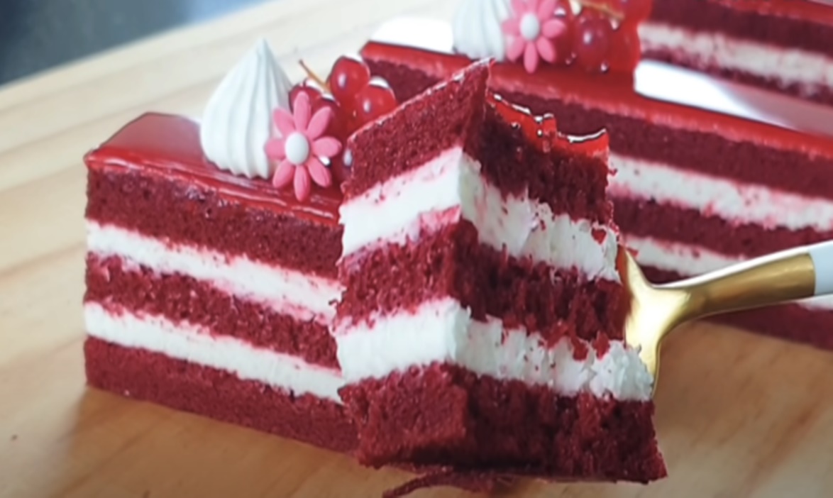Un tort special, roșu pufos în straturi din catifea de poveste, cu cremă de lămaie si glazură răcoritoare