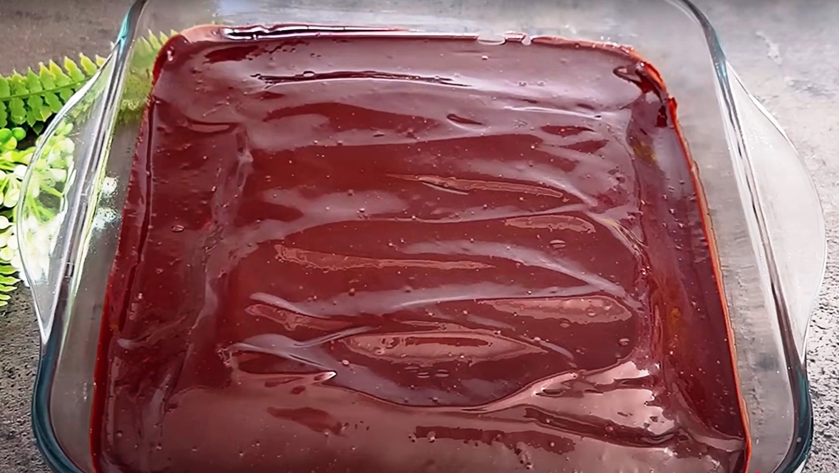 Un tort de vis cu ciocolată, fără cheltuieli suplimentare cu ingrediente minime. Gustul său este bogat, textura delicată, iar aroma este instantaneu apetisantă