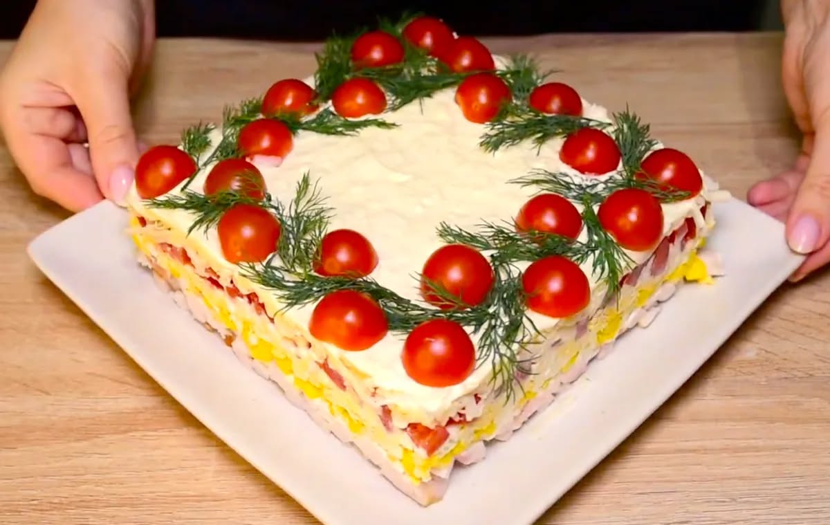 Salată în straturi nemaipomenit de gustoasă “Original”. Mereu dispare prima de pe masă! Salată în straturi nemaipomenit de gustoasă “Original”. Mereu dispare prima de pe masă!