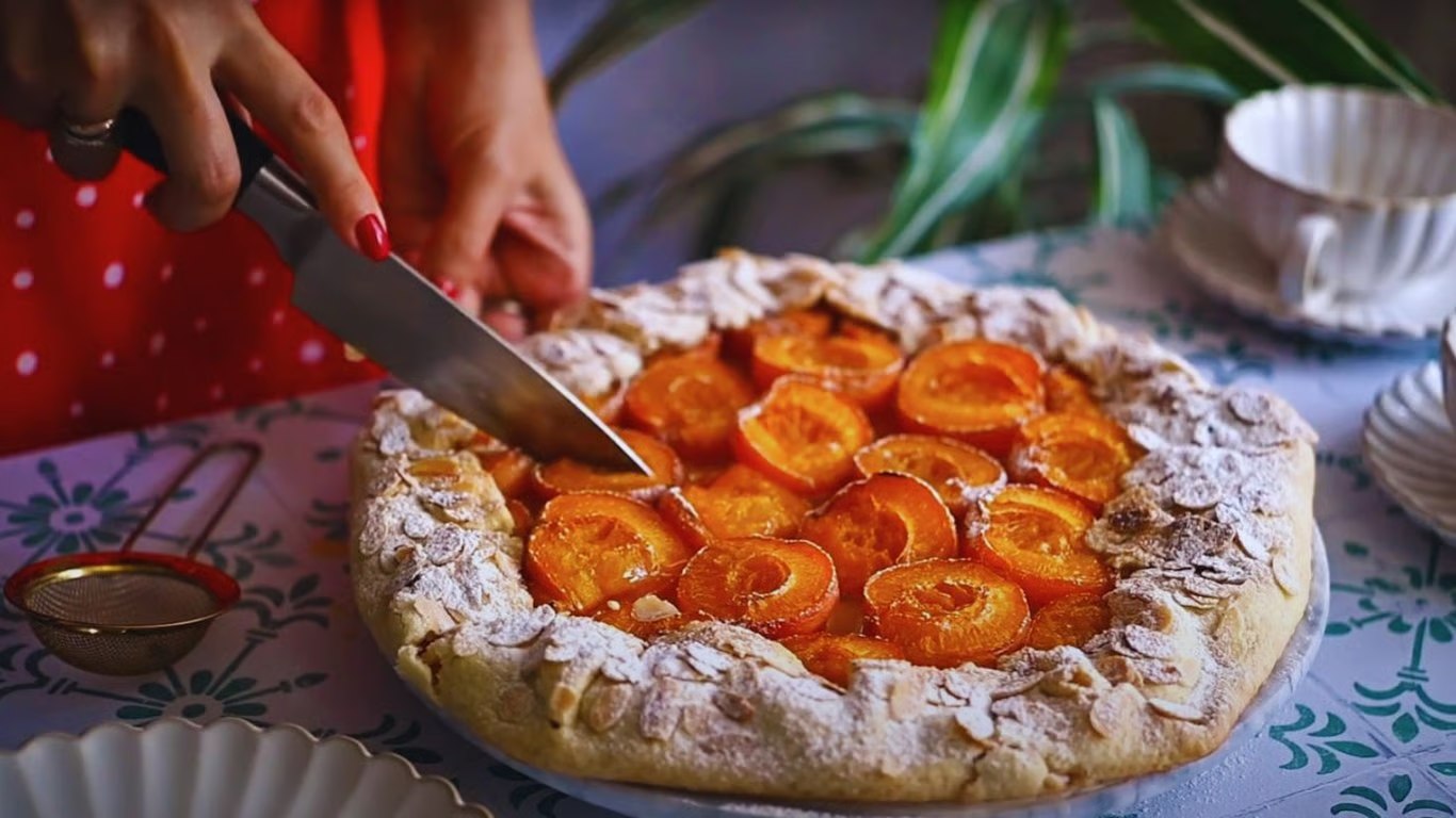 Tartă  parfumată cu caise și fulgi de migdale. Te va încânta pe tine și pe cei dragi cu simplitatea, gustul și aroma ei unice