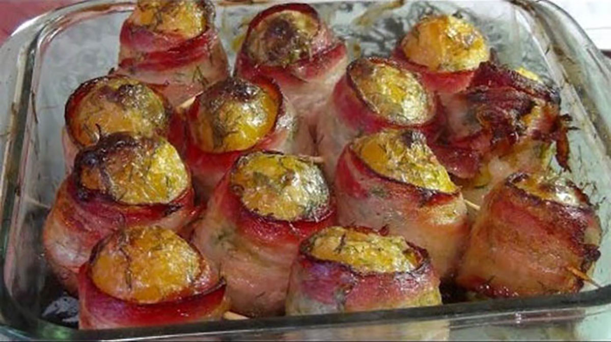 Cartofi copți înveliți în bacon – sunt atât de gustoși…