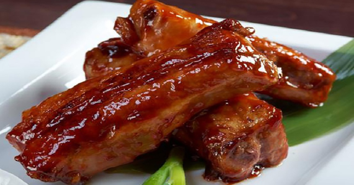 Coaste de porc caramelizate. Tot secretul constă în sosul deosebit!