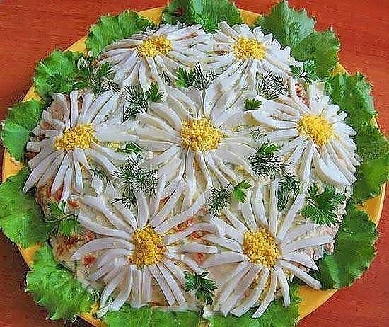 Salată cu ficăței de pui ”Floare de mușețel” – arată perfect și gustul e pe cinste!