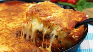 Cea mai gustoasă lasagna din cartofi: nimănui nu-i va trece prin cap că în interior e un piure banal