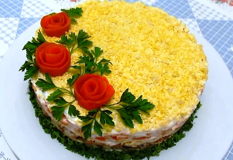 Salata cu pește ”Mimoza” – mereu prezentă pe masa de Sărbători a rușilor, dacă o vei gusta, vei înțelege de ce…