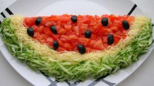 Preparați salata “Pepene verde” – are un aspect original și un gust superb!