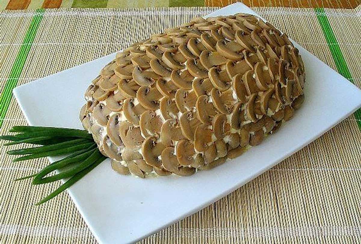 Salată stratificată “Ananas” – o gustare spectaculoasă, care va înfrumuseța orice masă!