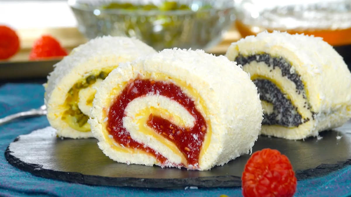 Rulade delicioase cu fulgi de cocos, budincă de vanilie, martipan, fistic și gem de zmeură