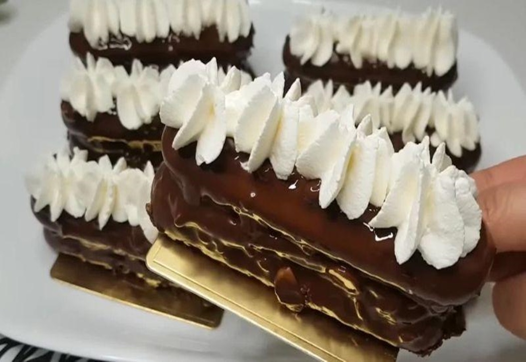 Un astfel de desert va decora masa într-o zi festivă, iar familia ta va fi încântată: este rapid, ușor și foarte gustos