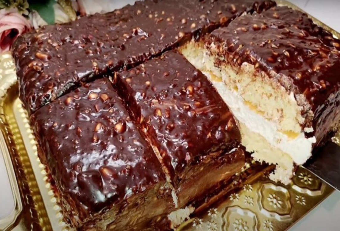 Cel mai rapid tort festiv cu glazură de ciocolată. Extrem de delicios și poate fi făcut cu ușurință de orcine