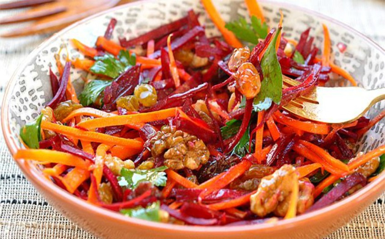 Salată cu sfeclă roșie, varză, morcov și pătrunjel – curăță colonul și întărește imunitatea!