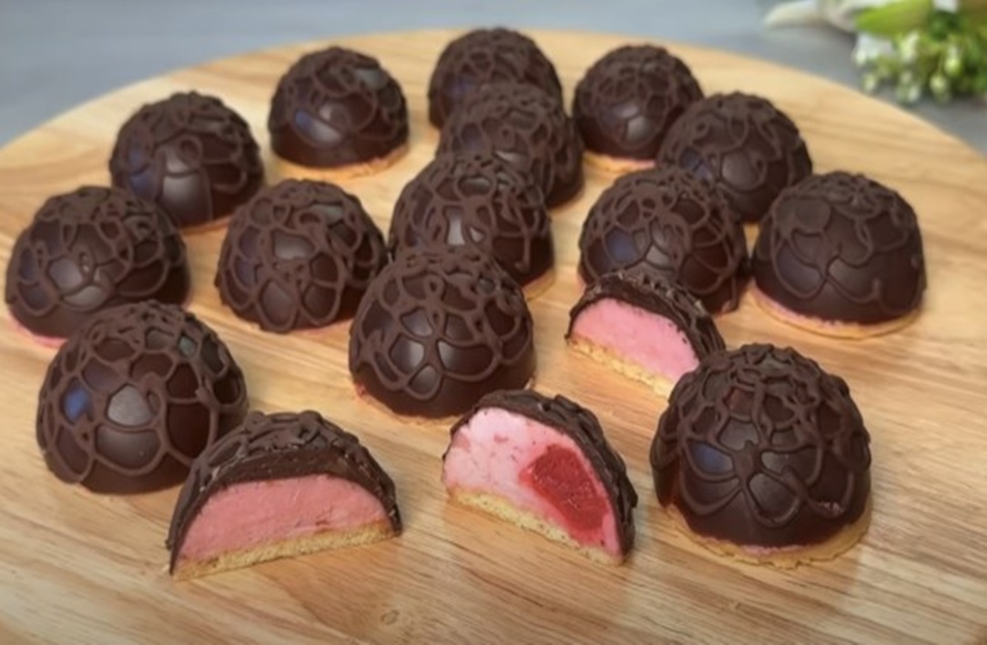 Emisfere de ciocolată, irezistibile cu mousse de cireșe delicat ascuns într-o crustă crocantă de ciocolată. Un desert delicios care te va incanta prin gustul echilibrat si aspectul elegant