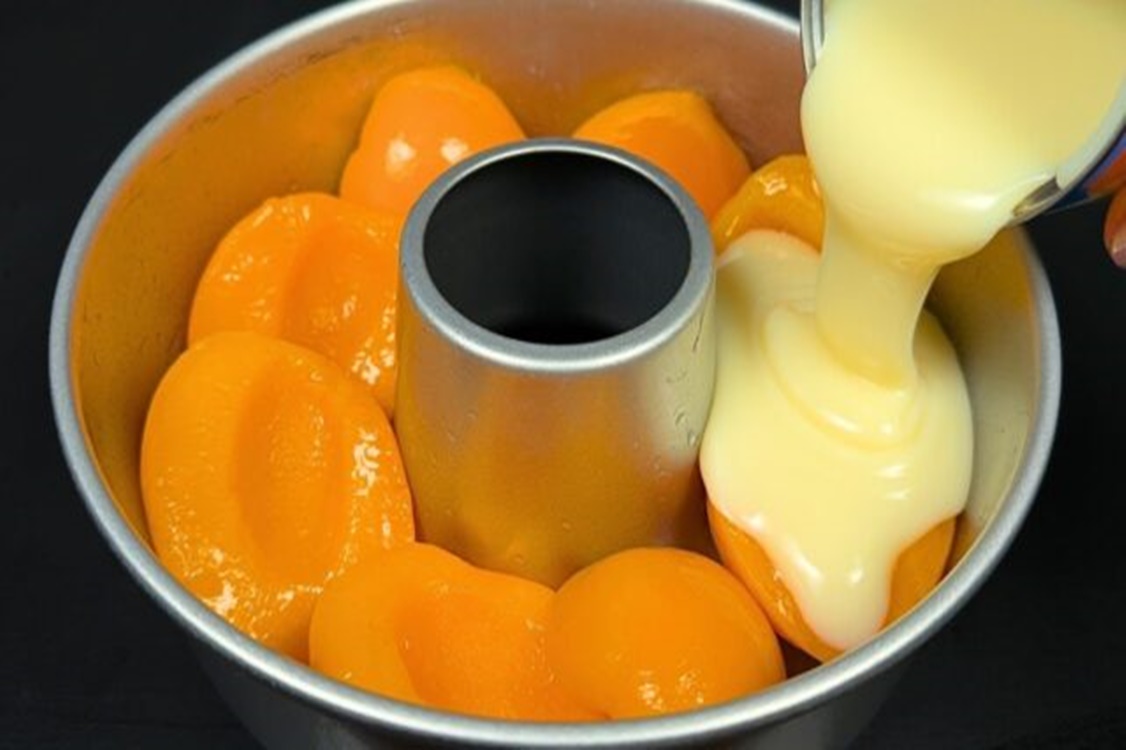 Desert din piersici, fără coacere cu caramel și lapte condensat. Gustul fructat delicat al piersicilor se combină perfect cu dulceața caramelului și cremositatea laptelui