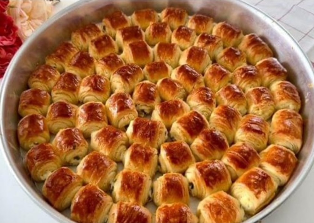 Placinta este foarte gustoasa, crocanta la exterior si plina de umplutura delicioasa la interior. Aceasta este rețeta mea cu care ii ademenesc la masa de familie