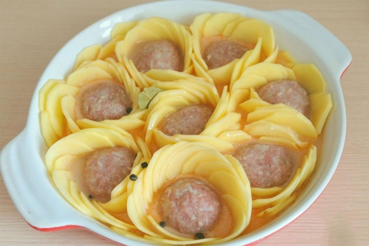 Trandafiri de cartofi cu chifteluțe – un decor inedit pentru masa de sărbătoare! Nu o să vă vină să credeți cât de simplu se prepară!