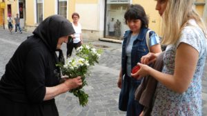 Două doamne se apropie de bătrânica din colțul străzii, care vinde flori! Cu o mână tremurândă, bătrâna apucă 2 buchete de flori, ridică privirea spre cea din fața ei și îi spune…