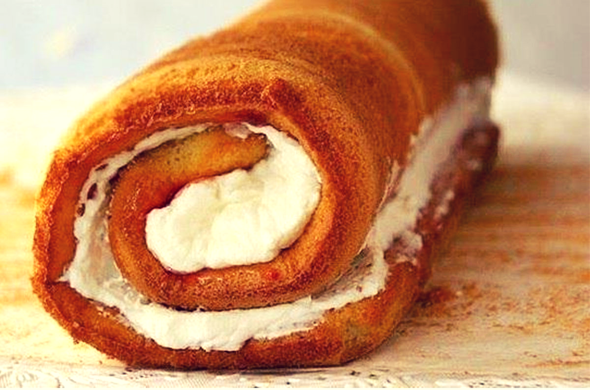 Ruladă delicioasă cu pandișpan – atât de fină, aerată și moale, încât se topește în gură!
