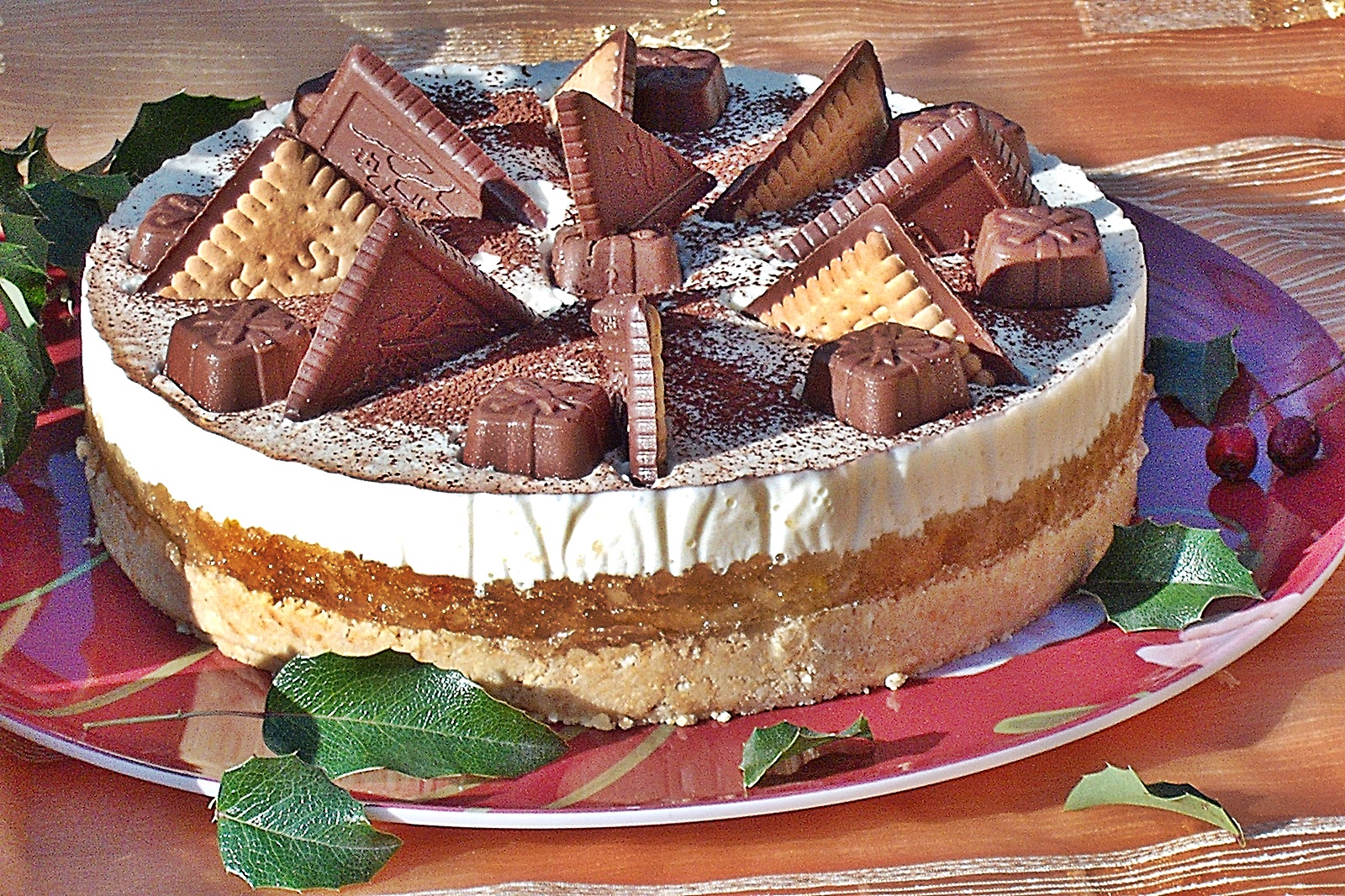 Prăjitură cu mere, fără coacere, cu o aromă minunată de scorțișoară și multă frișcă deasupra! Delicios și superb!