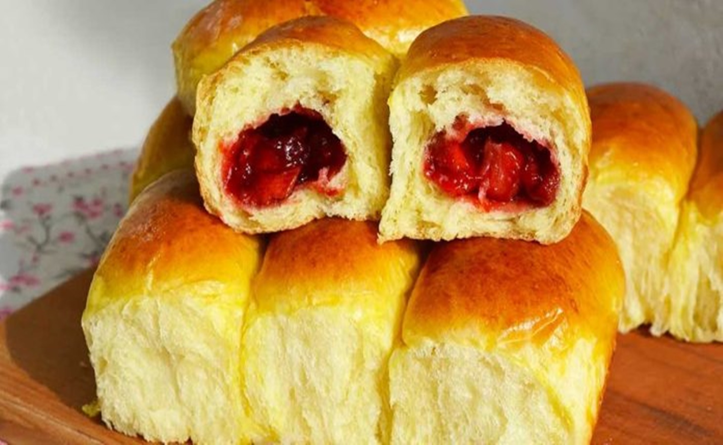 Plăcinte umplute cu căpșuni: un deliciu! Simplu de făcut și foarte bune. Retetă rapidă și economică
