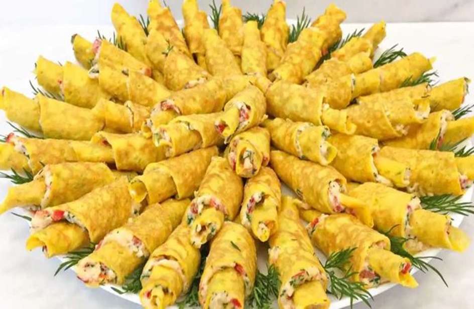 Clatite cornuleț, un aperitiv cu umplutură delicioasă, care arată foarte bine pe masa festivă